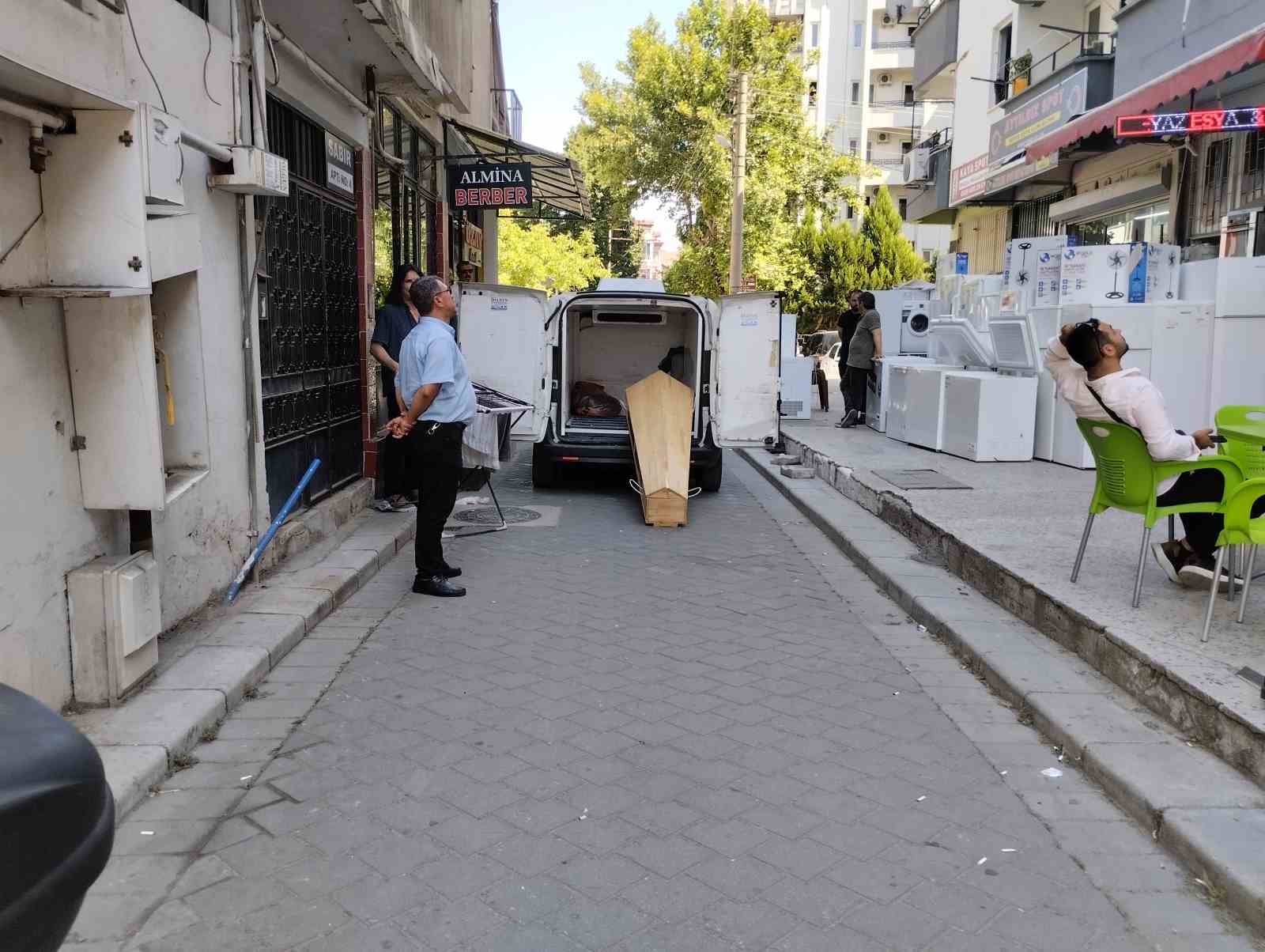 Yaşlı adam, binanın teras katındaki demirlerde asılı bulundu 