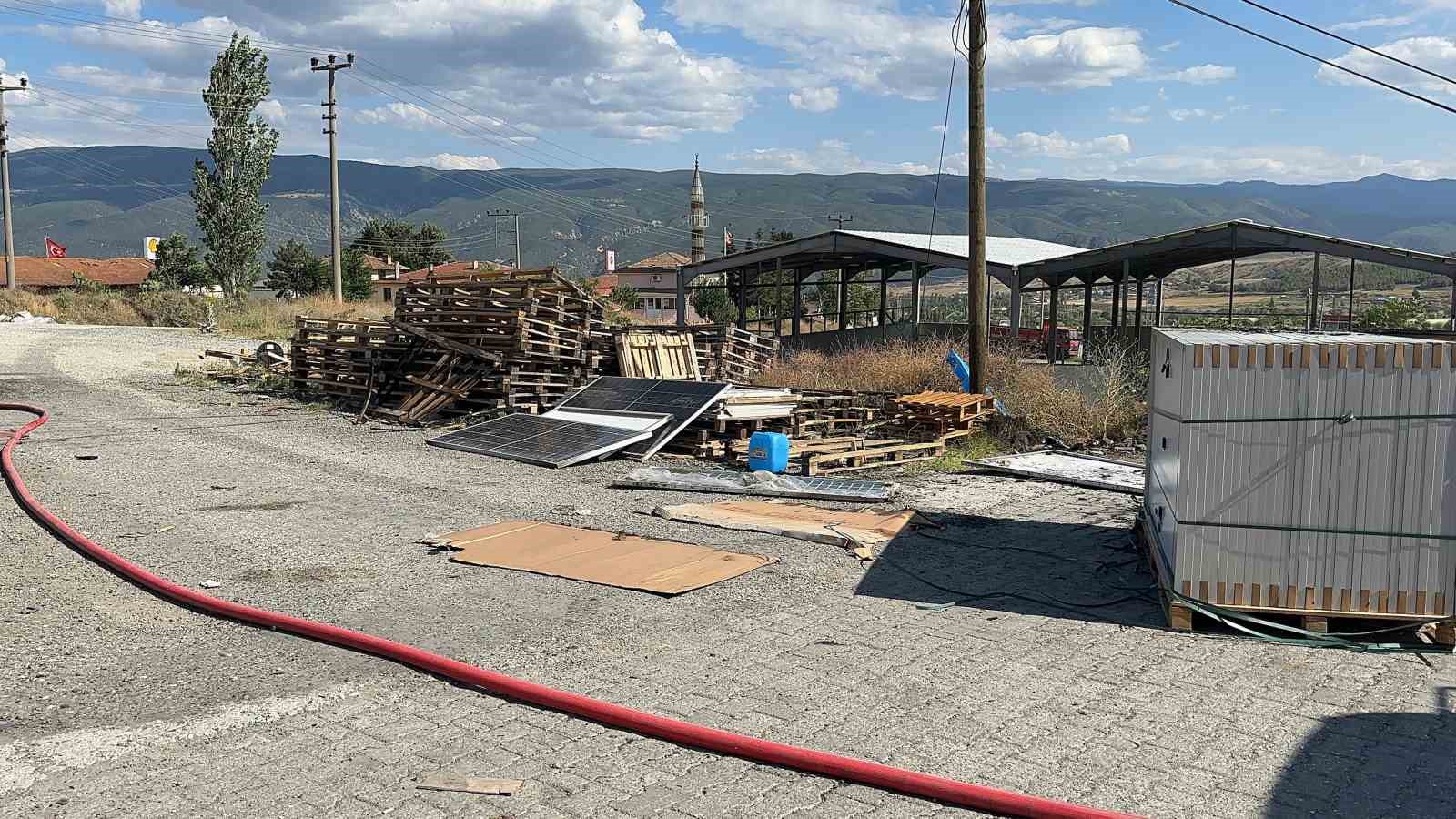 Çöpte çıkan yangın güneş enerjisi panellerine sıçradı 