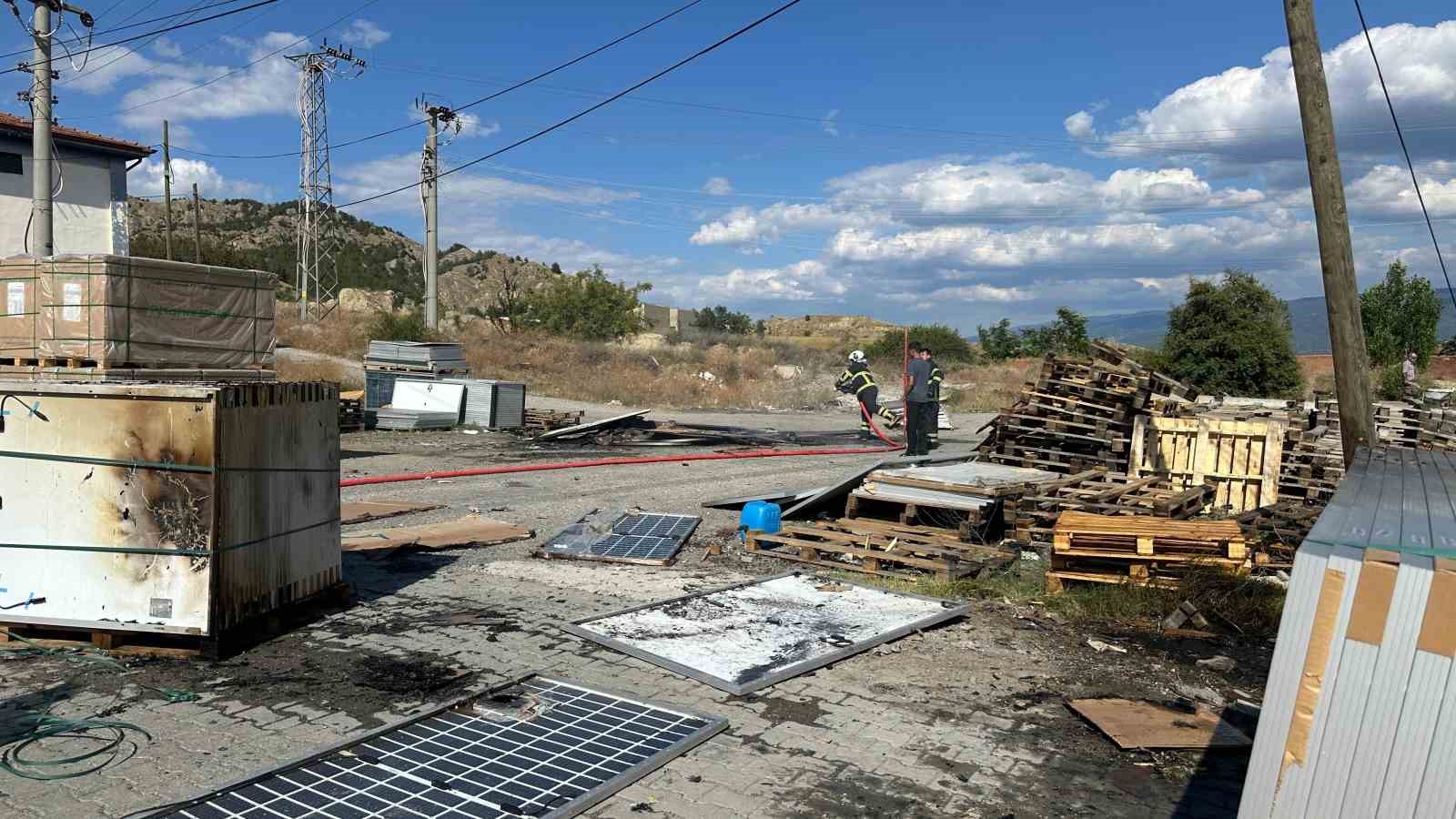 Çöpte çıkan yangın güneş enerjisi panellerine sıçradı 