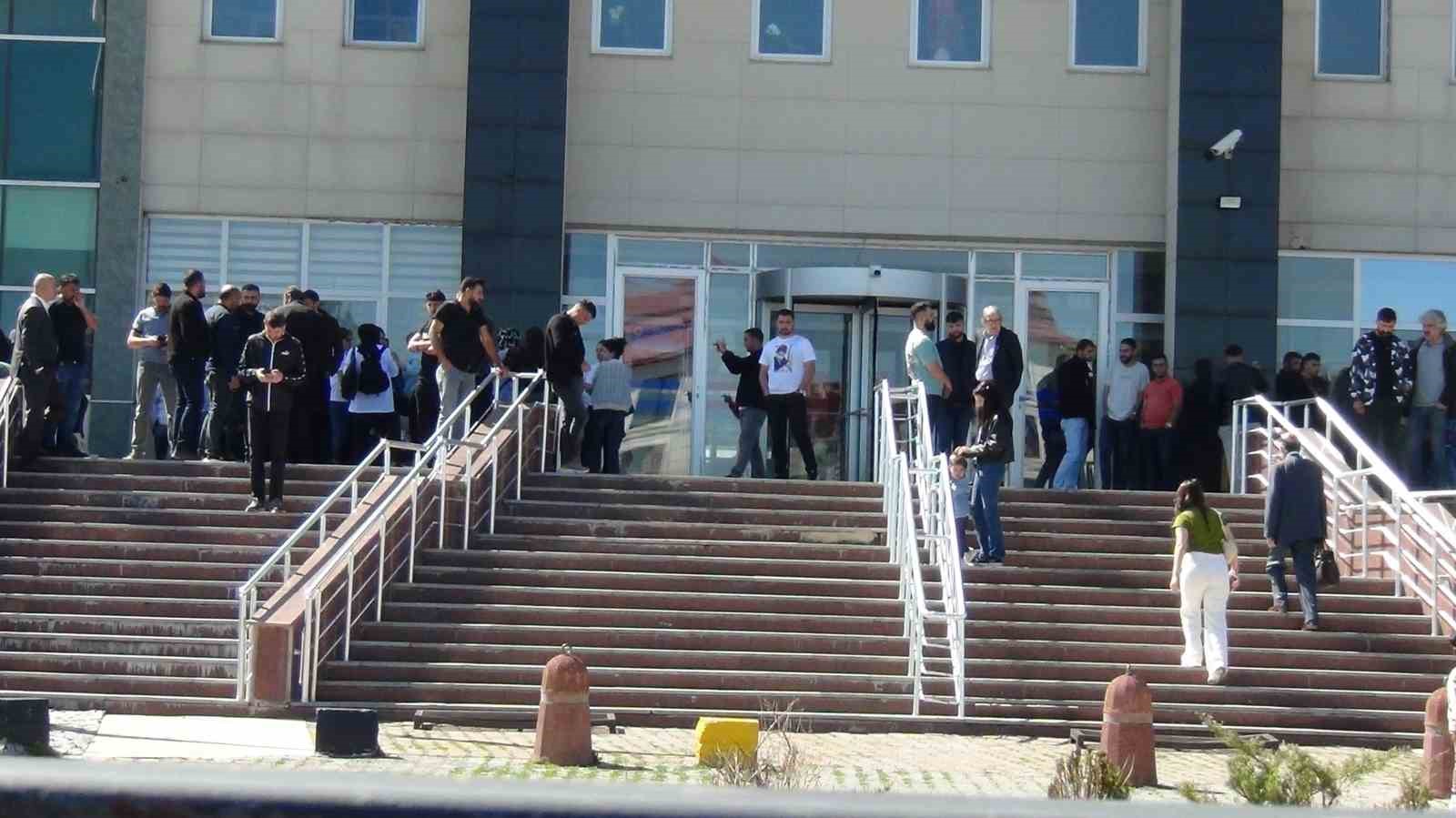 Kars’ta 6 yaşındaki çocuğun ölümüne neden olan 5 sanığın yargılanmasına başlandı 