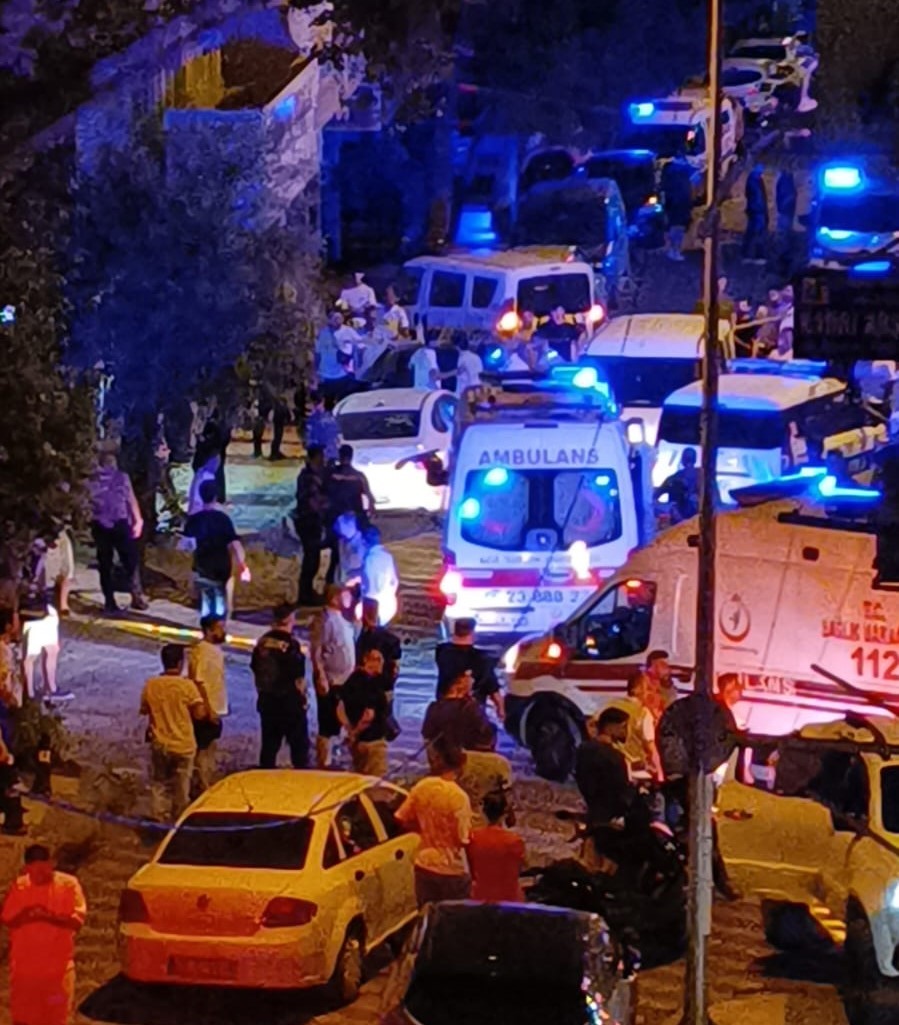 Manisa’da emlak ofisinde silahlı kavga: 1 ölü, 3 yaralı 