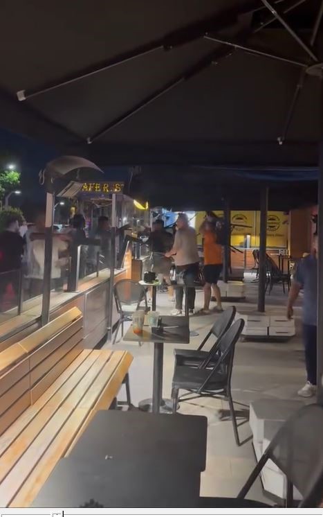Kahve zincirinde iki grup arasında kavga çıktı, ortalık savaş alanına döndü 
