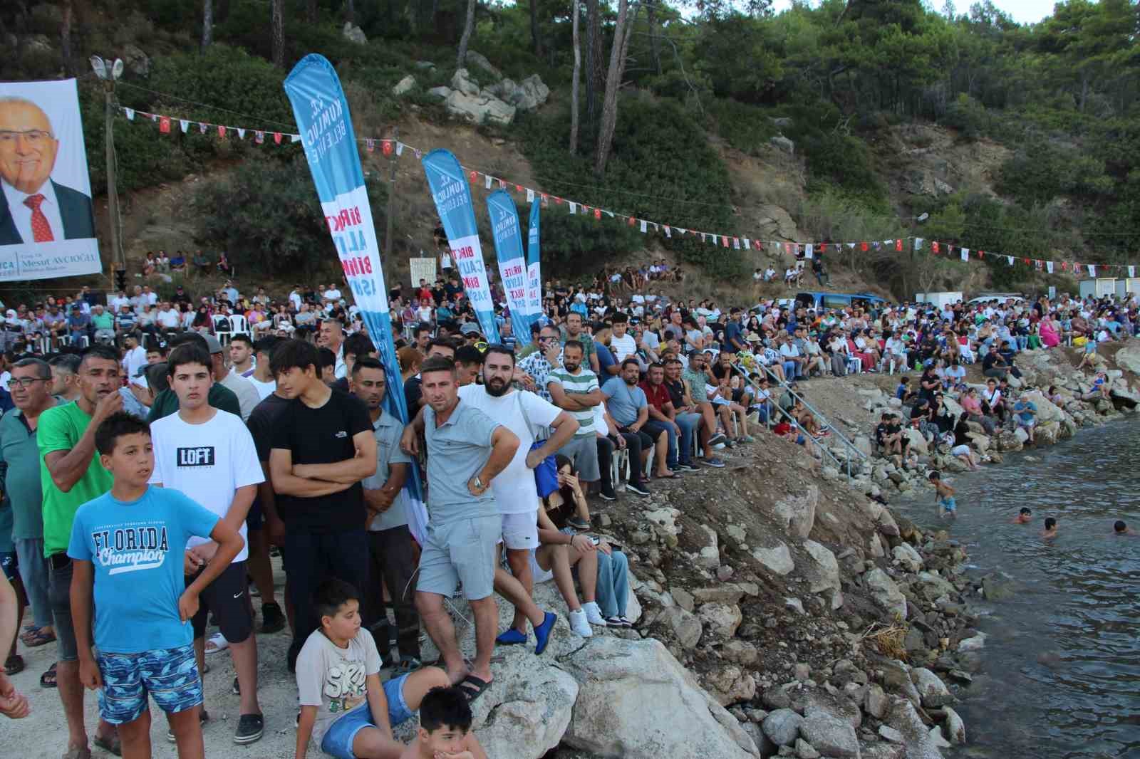 10 bin lira ödül için yağlı direğe tırmanan yarışmacılar hastanelik oldu 