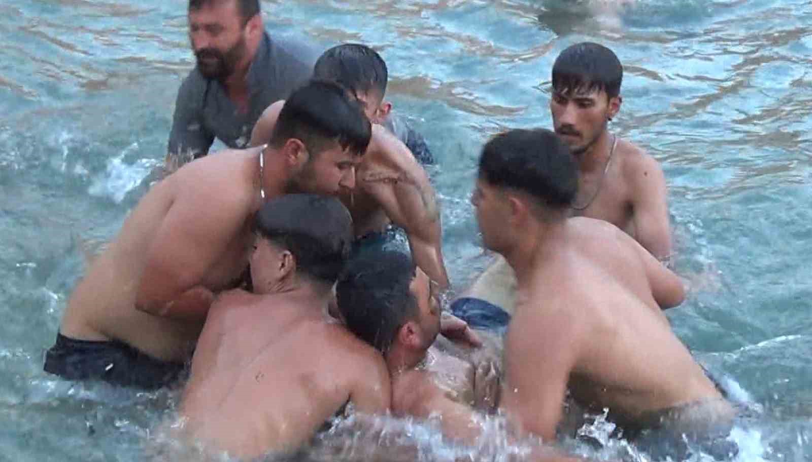 10 bin lira ödül için yağlı direğe tırmanan yarışmacılar hastanelik oldu 