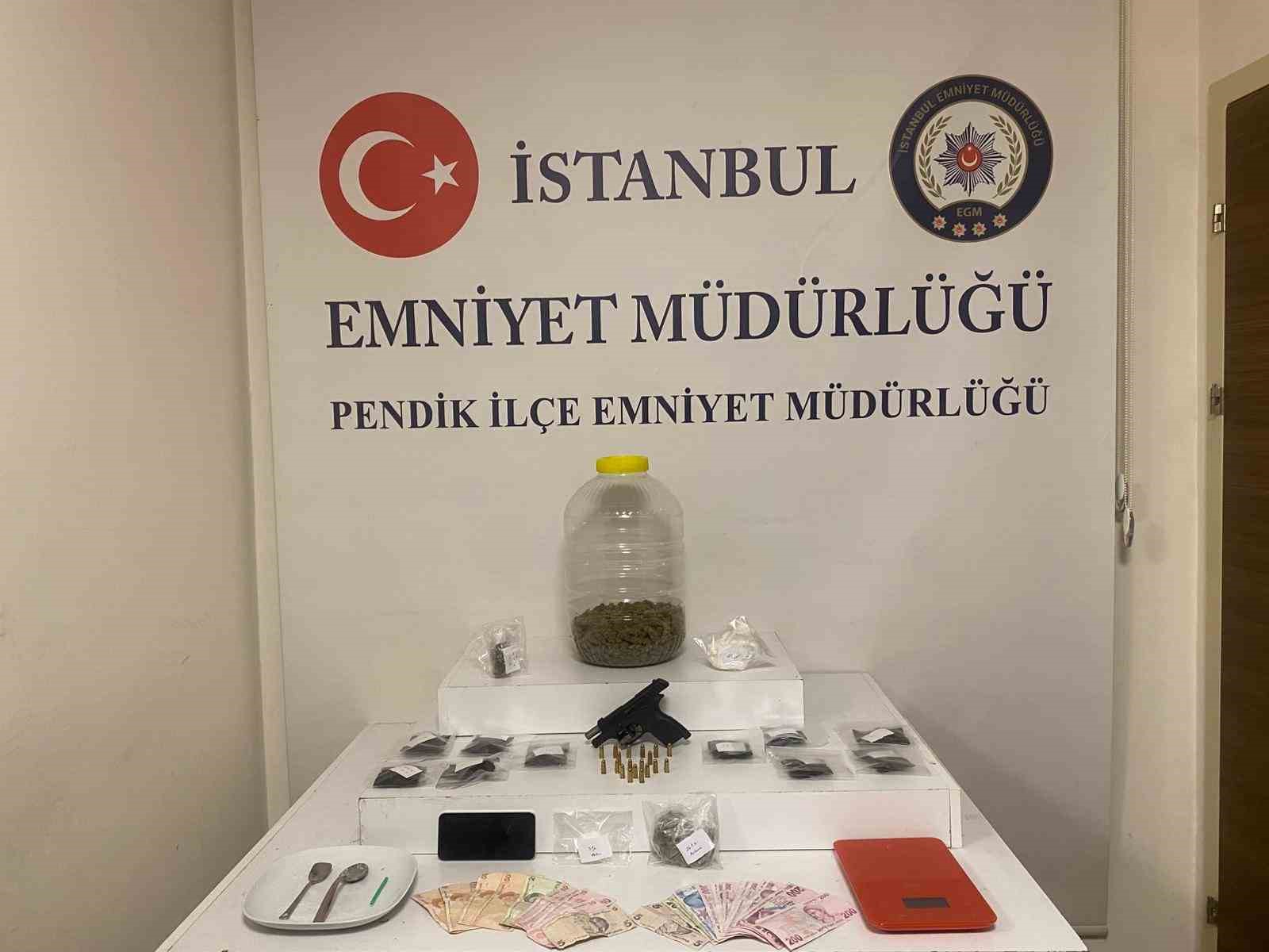 Pendik’te firari şüpheli uyuşturucularla yakalandı 