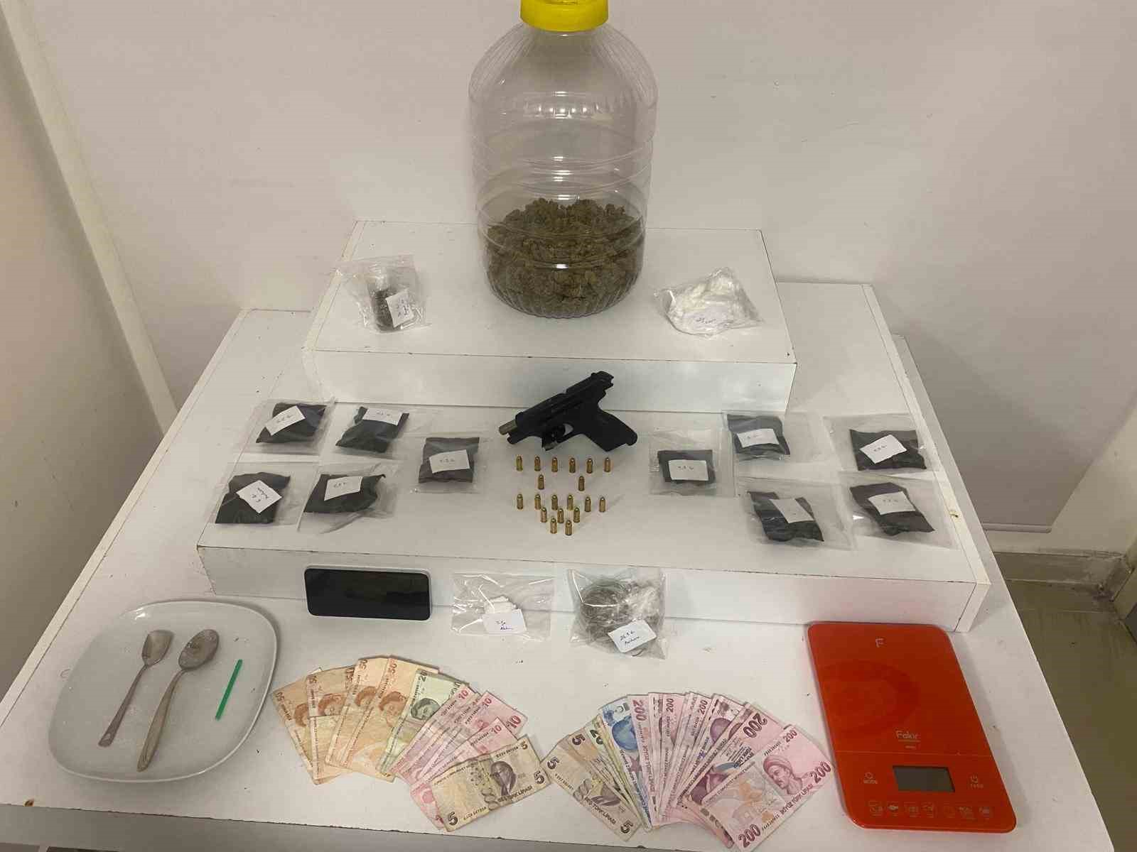 Pendik’te firari şüpheli uyuşturucularla yakalandı 
