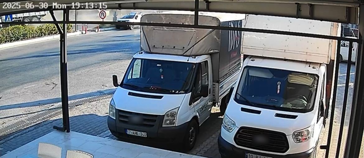 Freni patlayan kamyonun trafik ışığında bekleyen 4 otomobile çarptığı kaza kamerada 