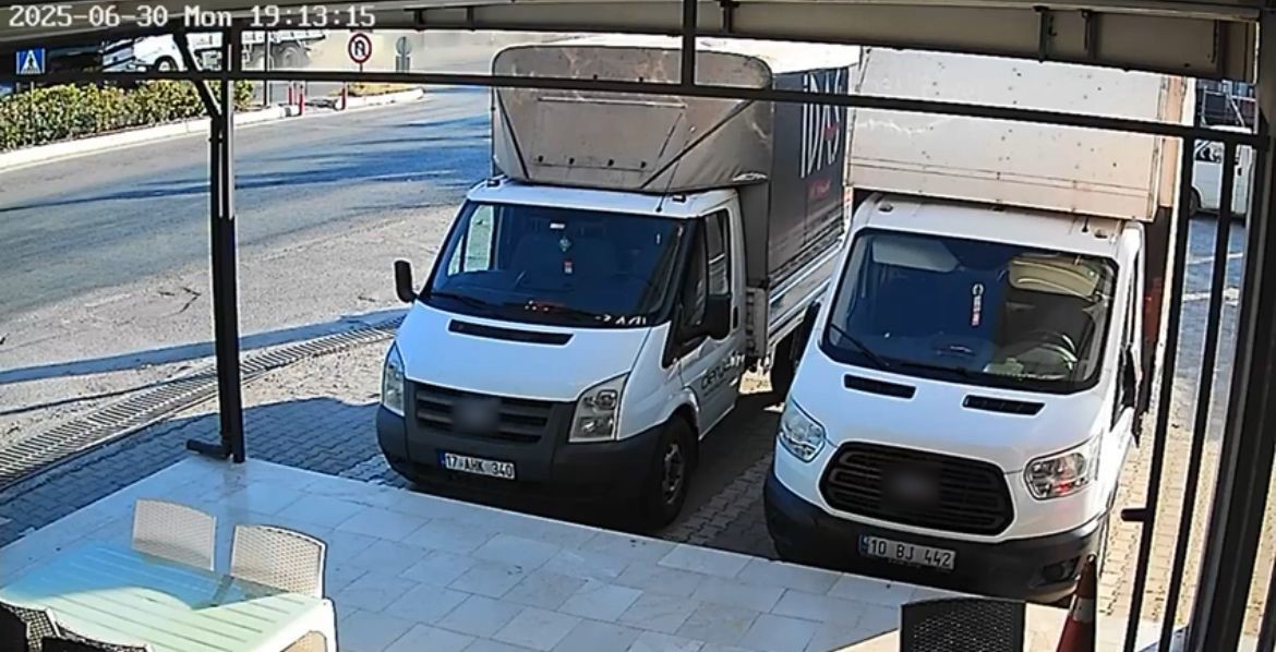 Freni patlayan kamyonun trafik ışığında bekleyen 4 otomobile çarptığı kaza kamerada 