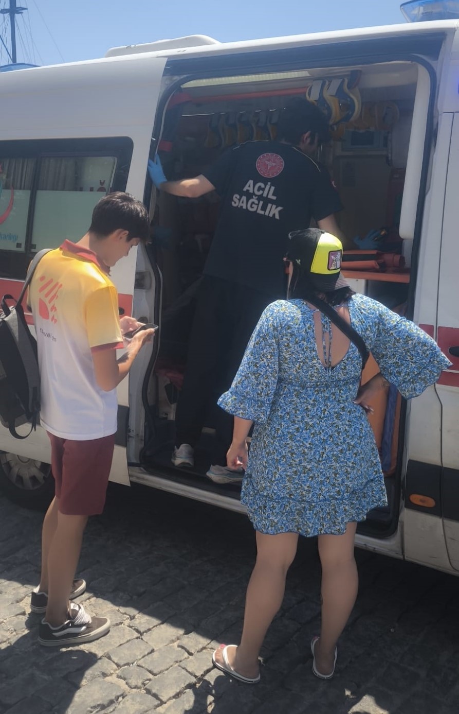 Tekne turunda yaralanan turistin yardımına deniz polisi yetişti 