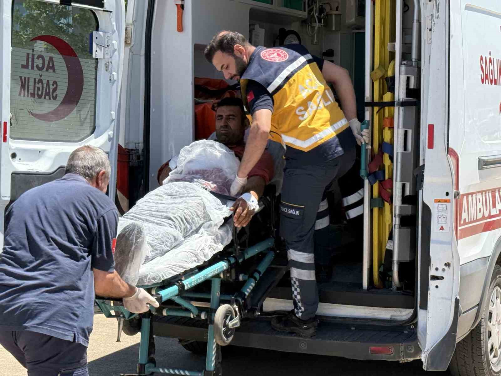 Çim biçerken yaralanan vatandaş helikopterle Diyarbakır’a sevk edildi 