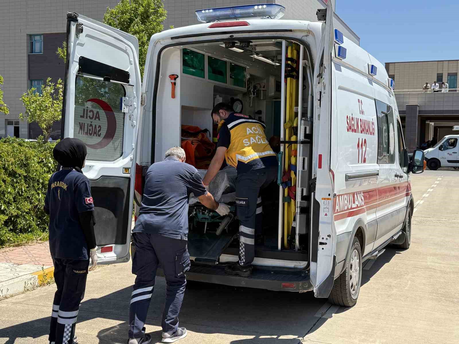 Çim biçerken yaralanan vatandaş helikopterle Diyarbakır’a sevk edildi 