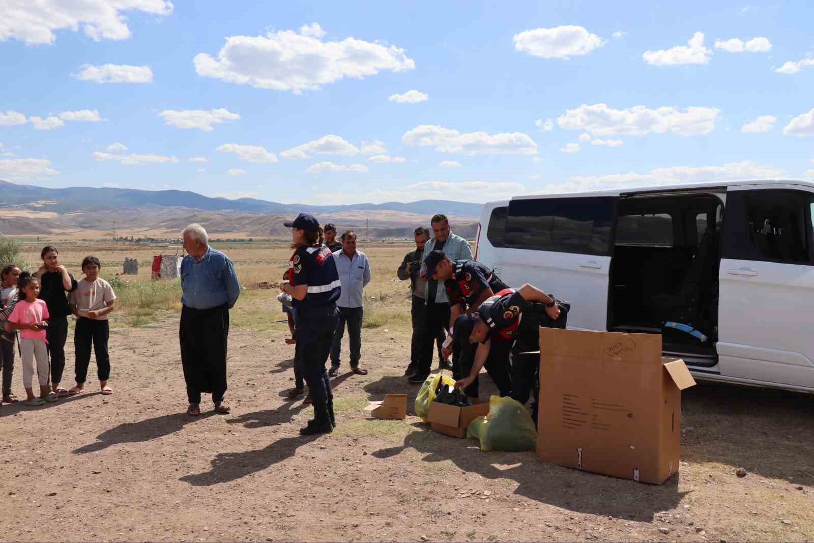 Jandarma Yozgat’ta çocukların yüzünü güldürdü 