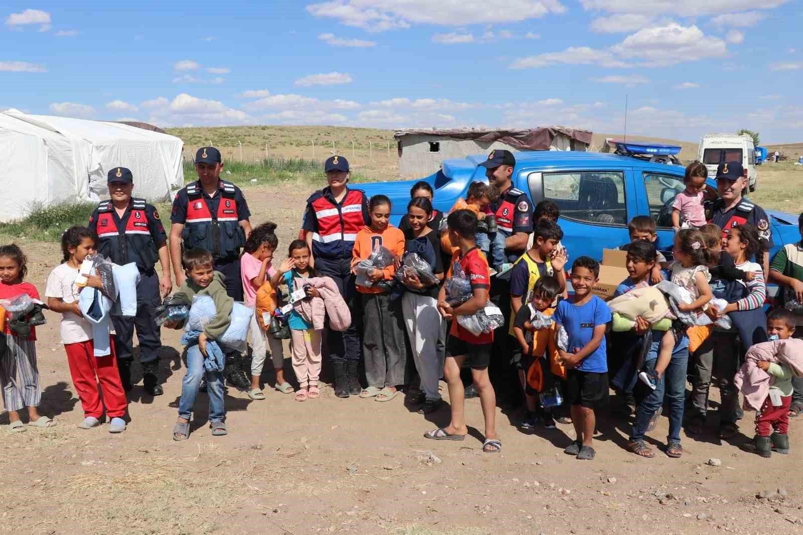 Jandarma Yozgat’ta çocukların yüzünü güldürdü 