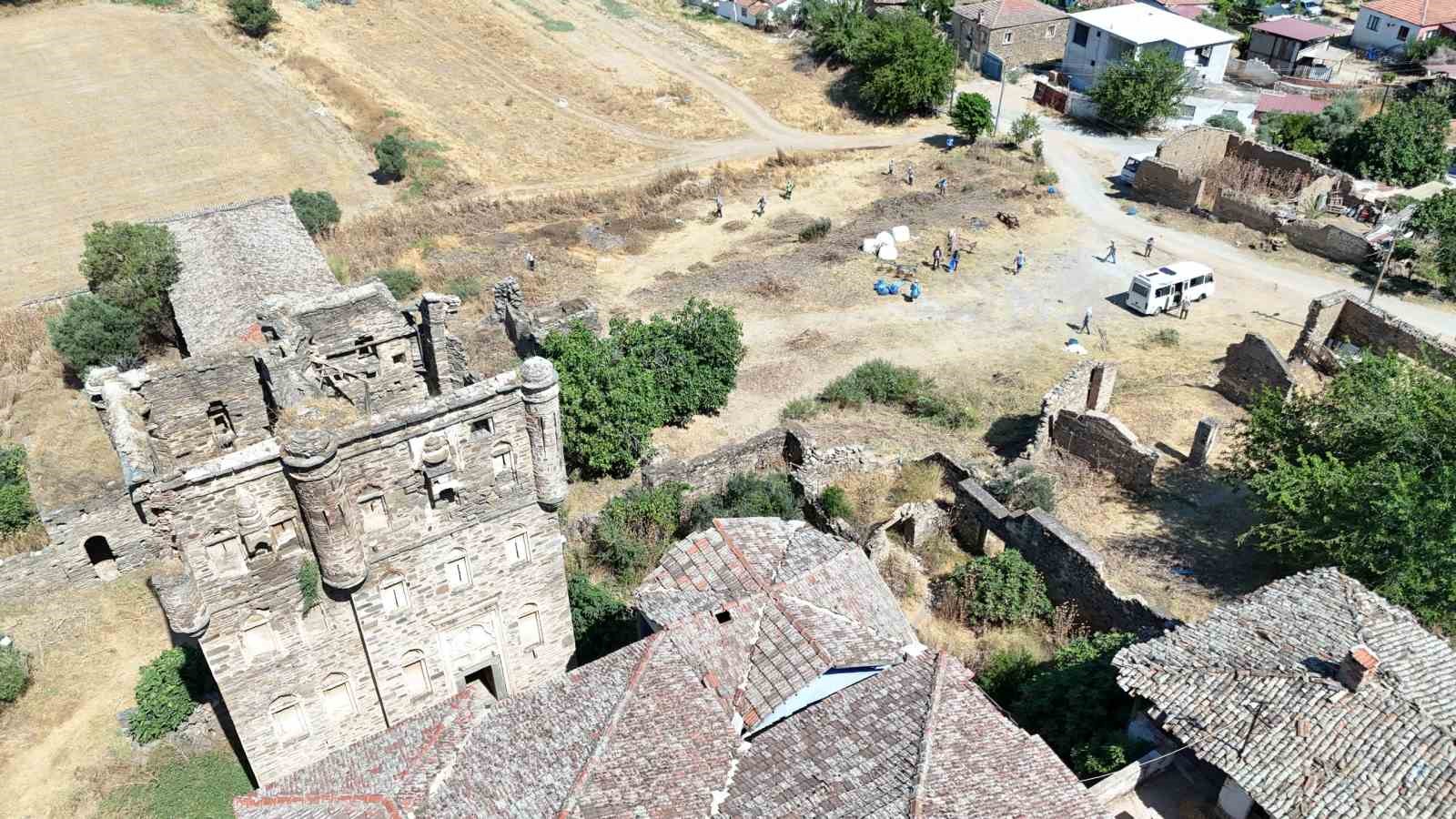 Nazilli Belediyesi’nden Arpaz Kalesi’nde temizlik çalışması 
