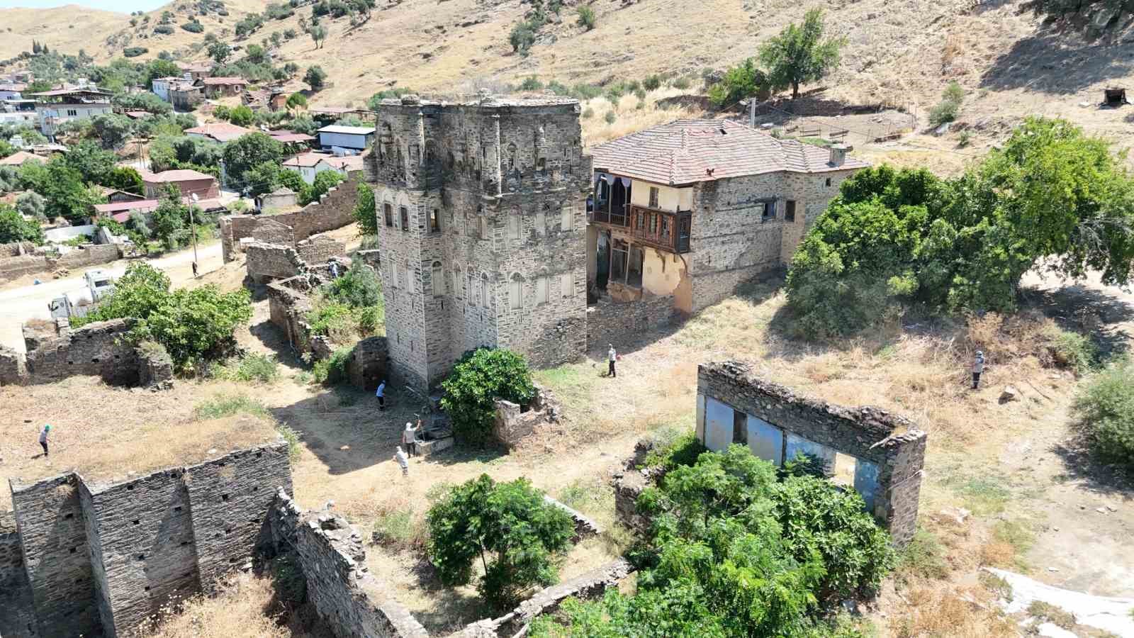 Nazilli Belediyesi’nden Arpaz Kalesi’nde temizlik çalışması 