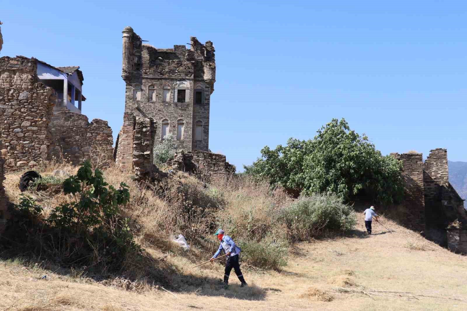 Nazilli Belediyesi’nden Arpaz Kalesi’nde temizlik çalışması 