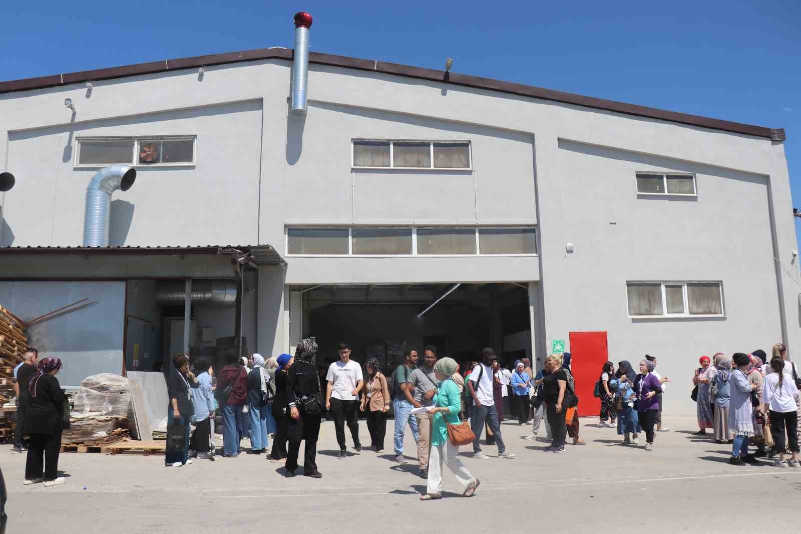 Depremden dakikalar sonra korku dolu anlar, fabrika tavanı çöktü: Göçük altında kalan 3 kişi yaralandı 