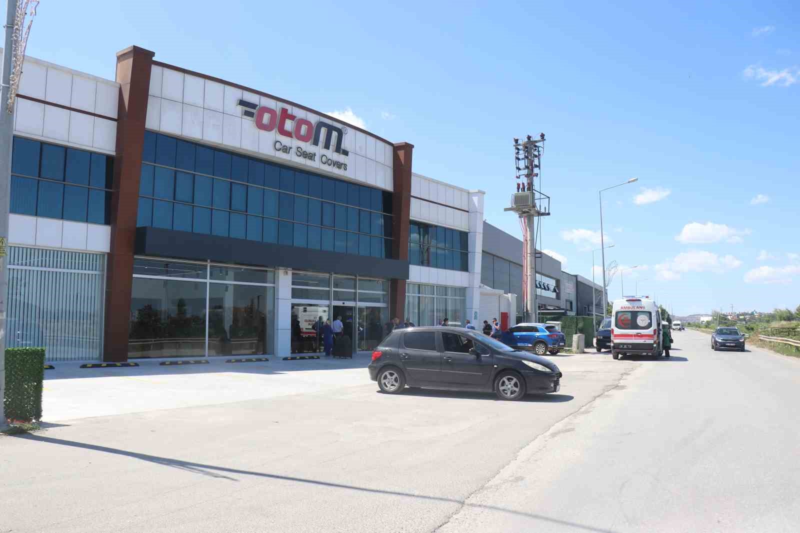 Depremden dakikalar sonra korku dolu anlar, fabrika tavanı çöktü: Göçük altında kalan 3 kişi yaralandı 