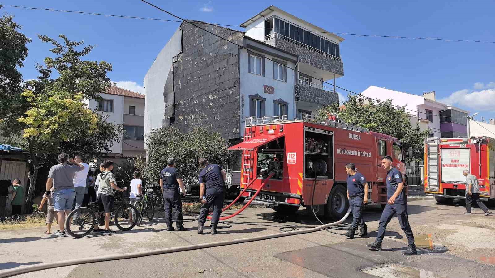 Odunlukta çıkan yangın, apartman ve kamyonete sıçradı 