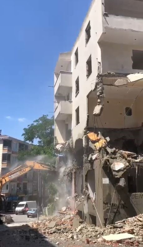 Esenyurt’ta yıkımı yapılan bina bir anda çöktü 