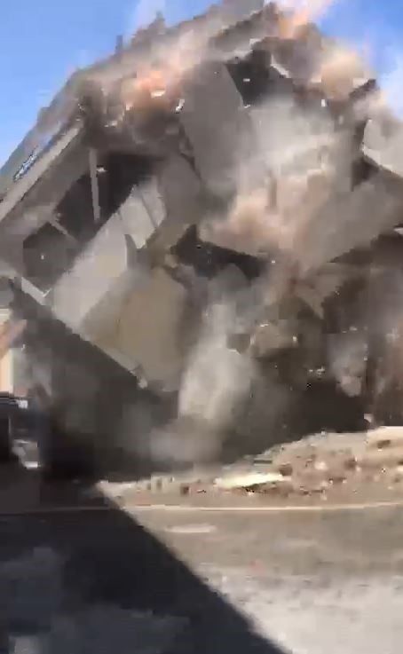 Esenyurt’ta yıkımı yapılan bina bir anda çöktü 