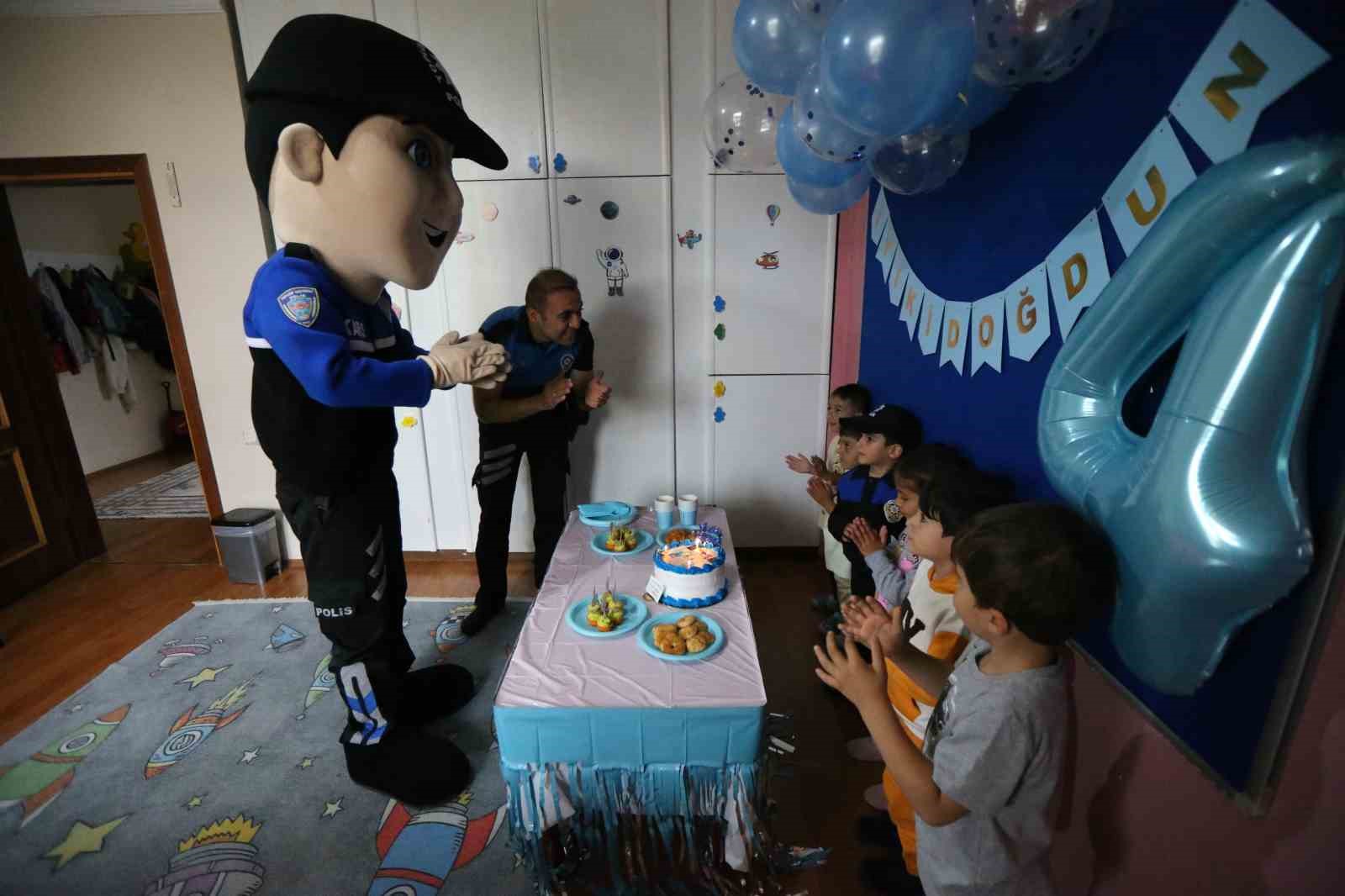 Kars’ta polis olmak isteyen çocuğa, polislerden doğum günü sürprizi 