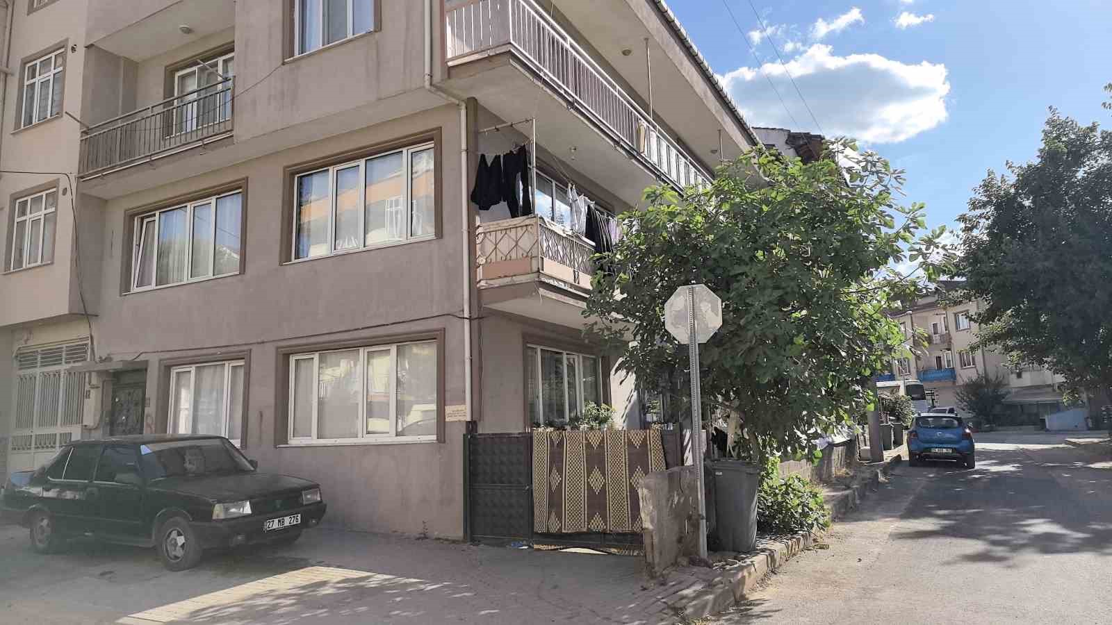 İnegöl’de balkondan düşen 3 yaşındaki çocuk ağır yaralandı 