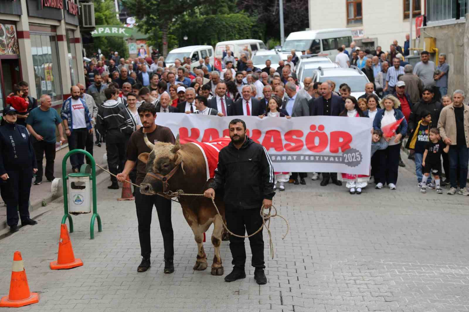 44. Kafkasör Festivali boğalı kortej yürüyüşüyle başladı 