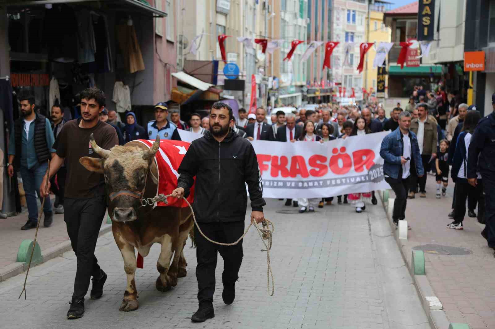 44. Kafkasör Festivali boğalı kortej yürüyüşüyle başladı 