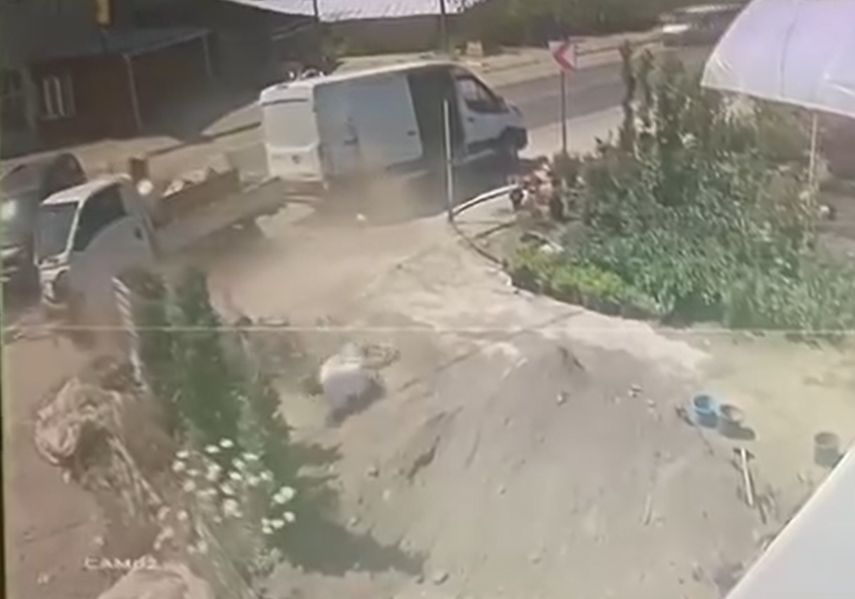 Yalova’da 4 aracın karıştığı trafik kazası kamerada 