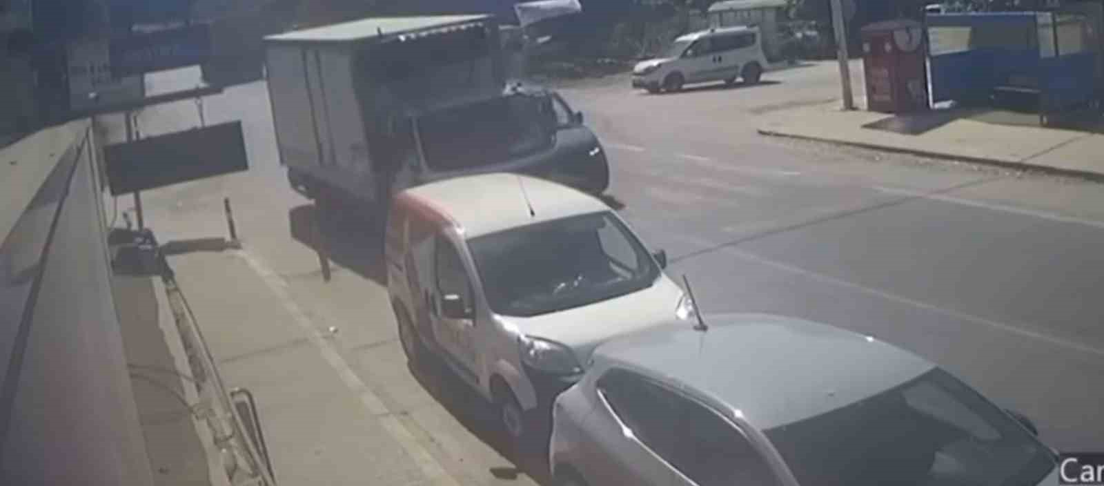 Yalova’da 4 aracın karıştığı trafik kazası kamerada 