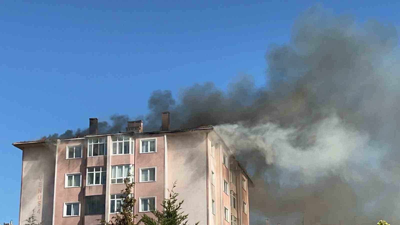 Çorlu’da apartman çatısı alev alev yandı 