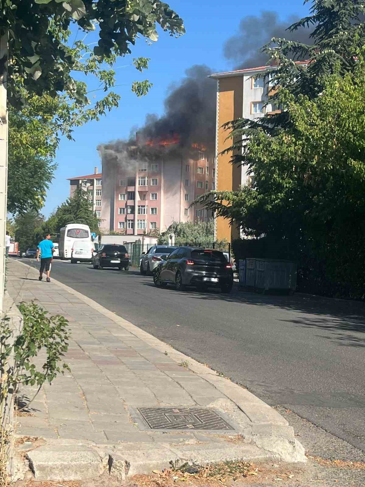 Çorlu’da apartman çatısı alev alev yandı 