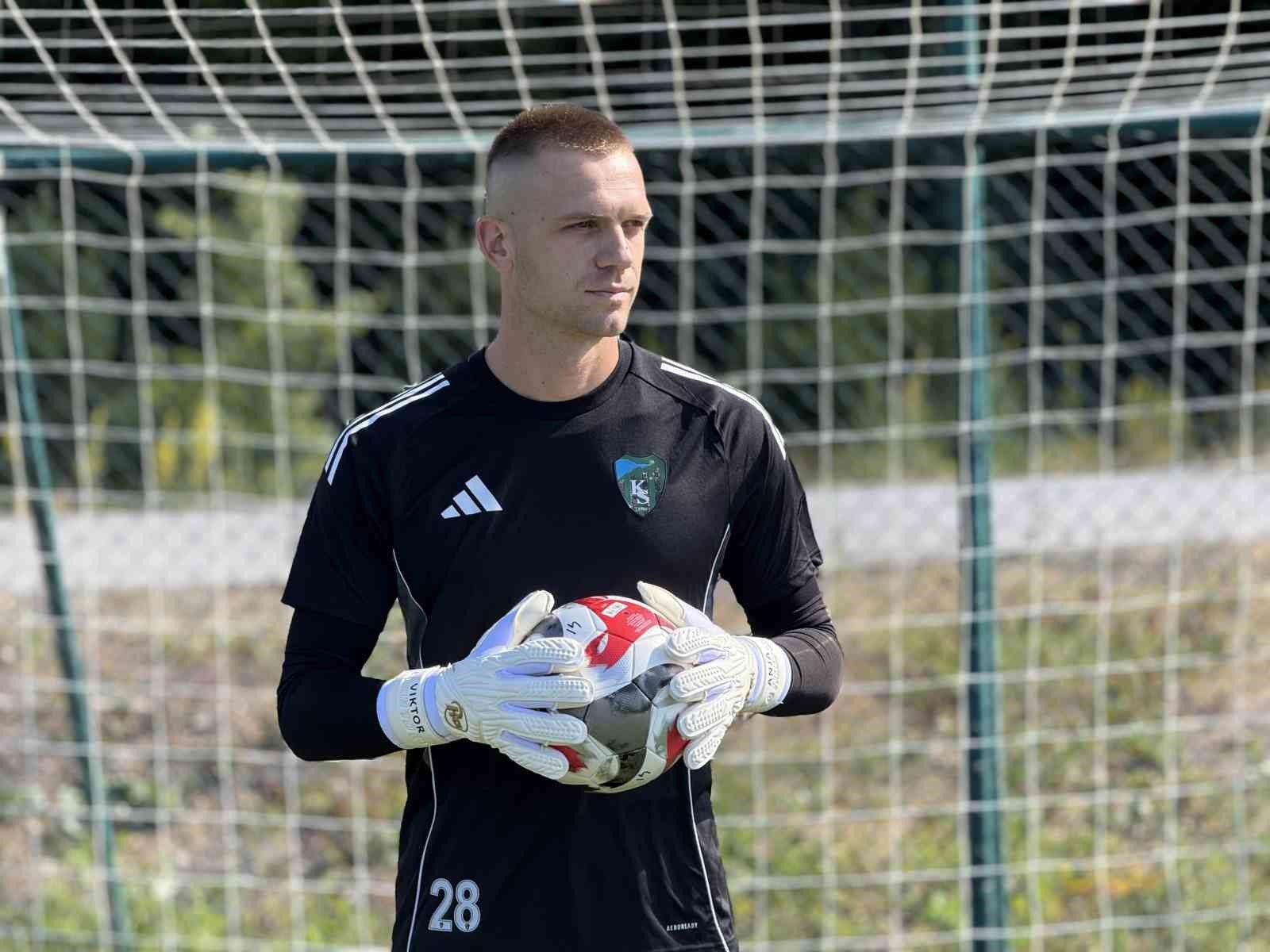Kocaelispor’un yeni kalecisi Aleksandar Jovanovic kampa katıldı 