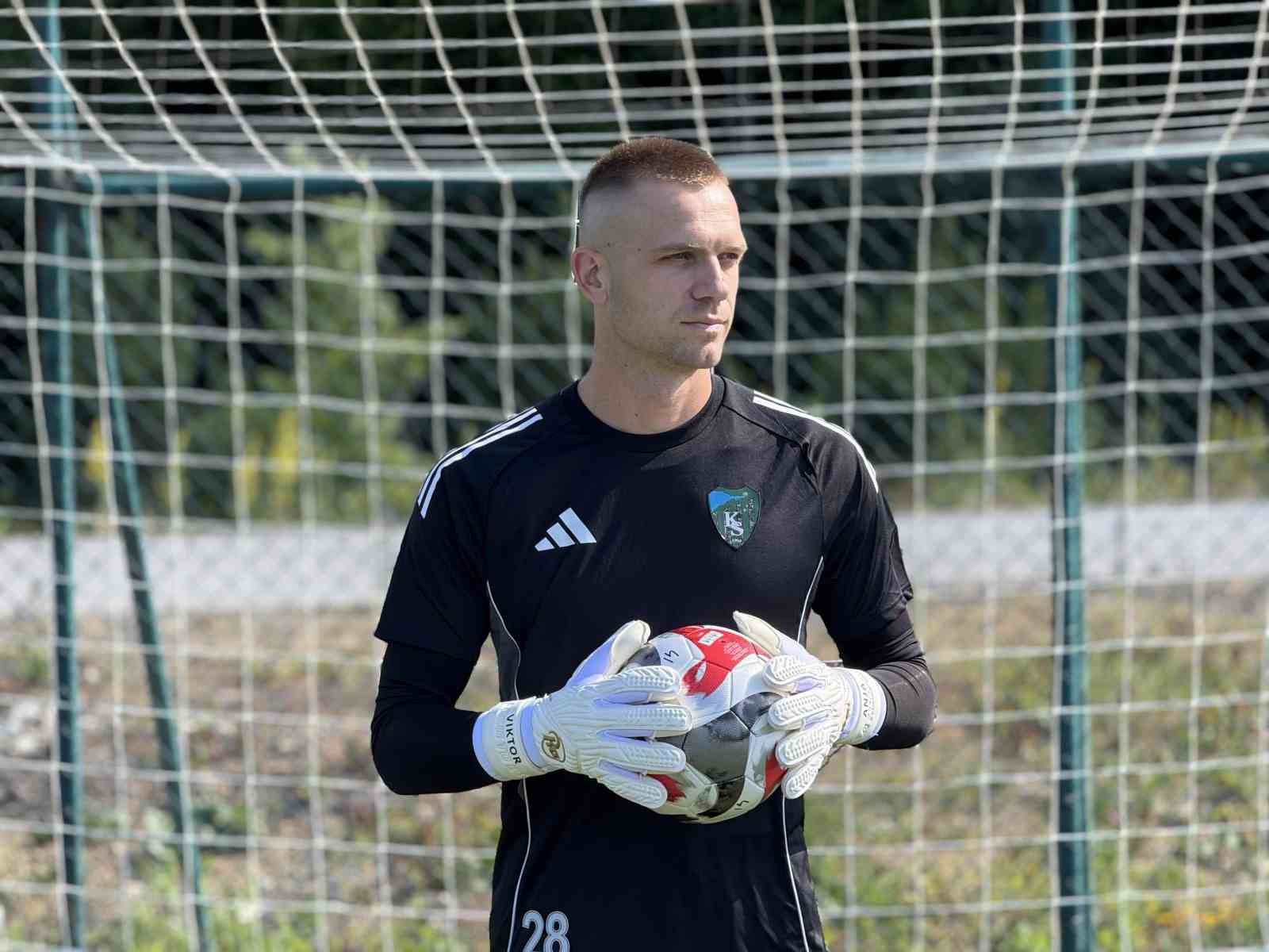 Kocaelispor’un yeni kalecisi Aleksandar Jovanovic kampa katıldı 