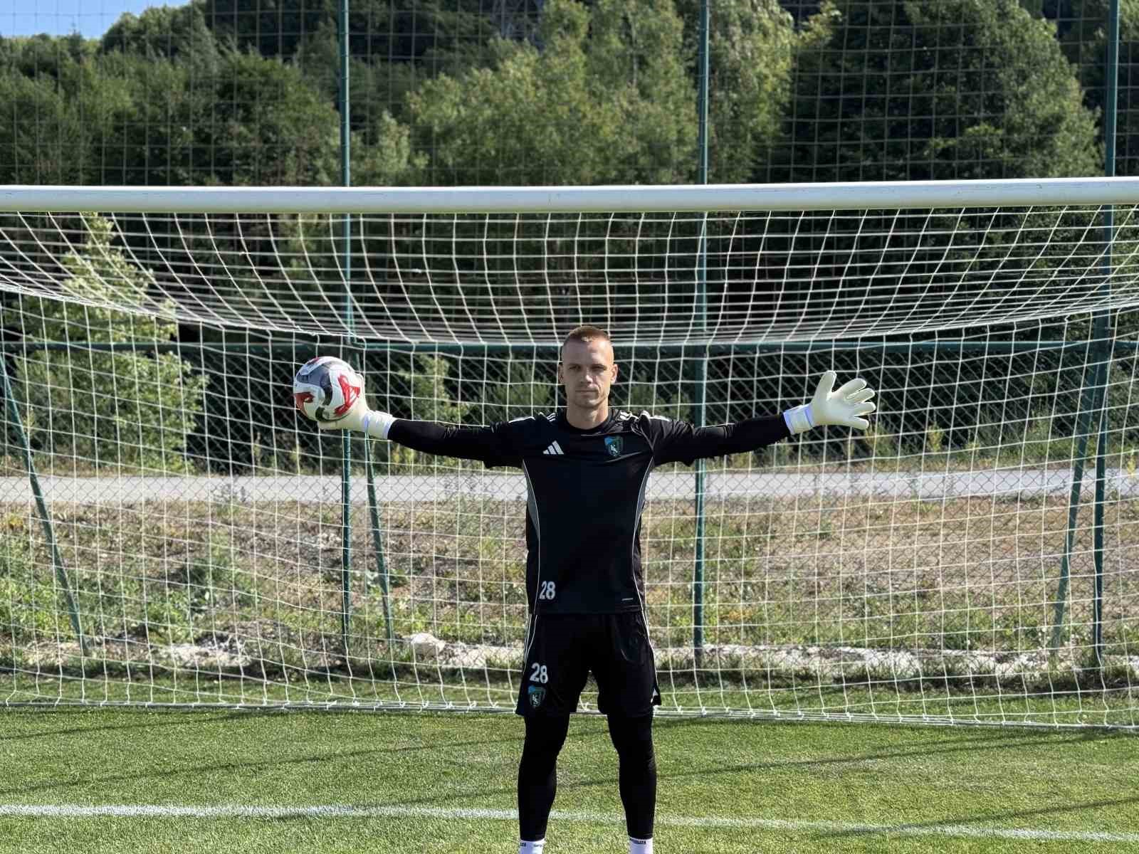 Kocaelispor’un yeni kalecisi Aleksandar Jovanovic kampa katıldı 