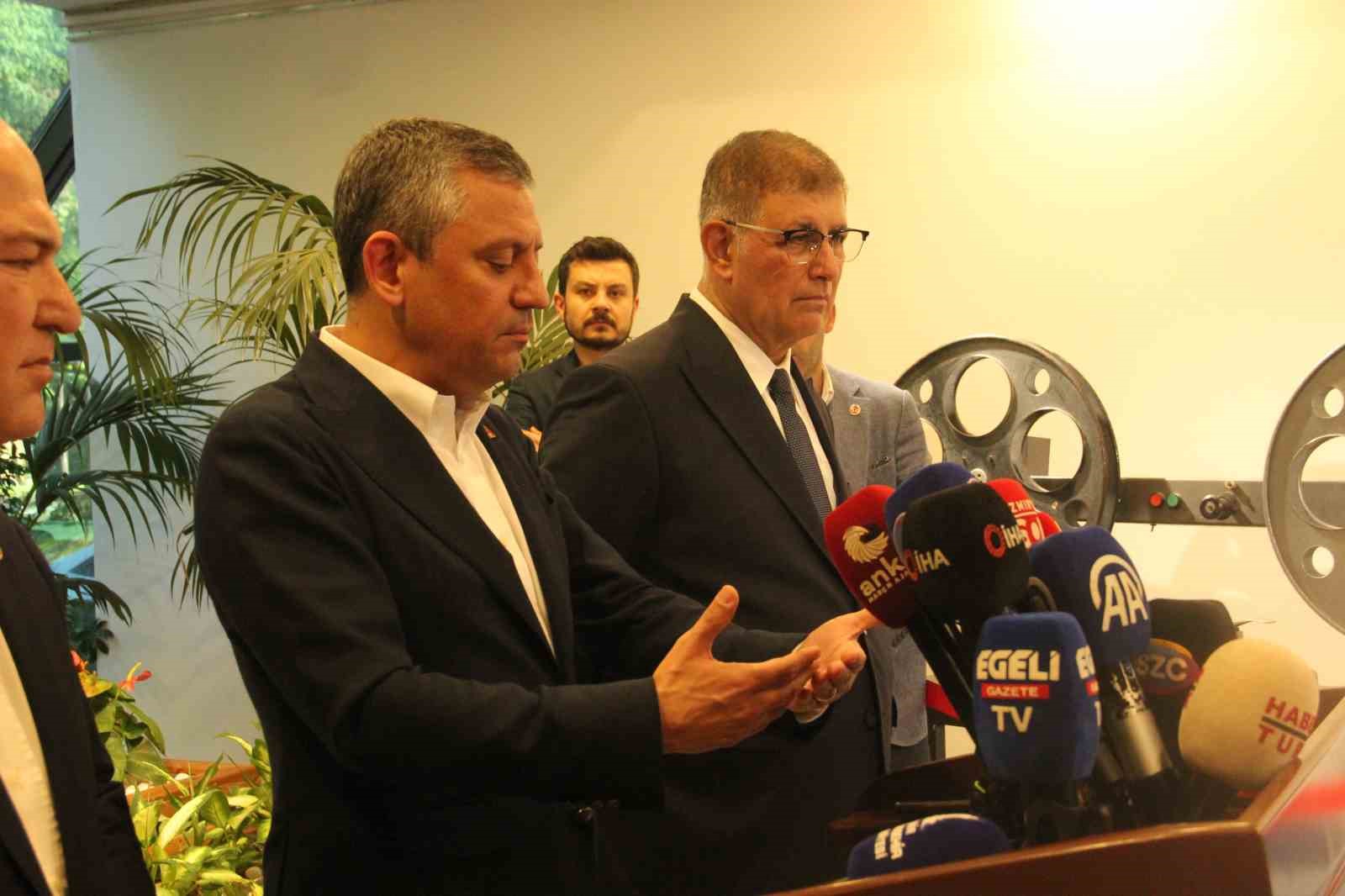 CHP Genel Başkanı Özgür Özel İzmir’de basın toplantısı düzenledi 