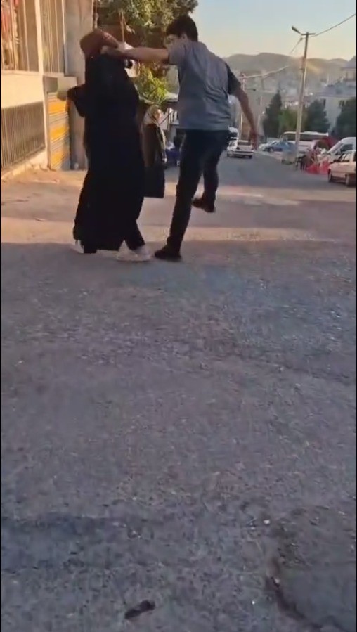 Sokak ortasında eşini darbetti, o anlar kameraya yansıdı 