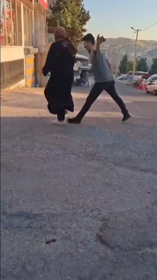 Sokak ortasında eşini darbetti, o anlar kameraya yansıdı 