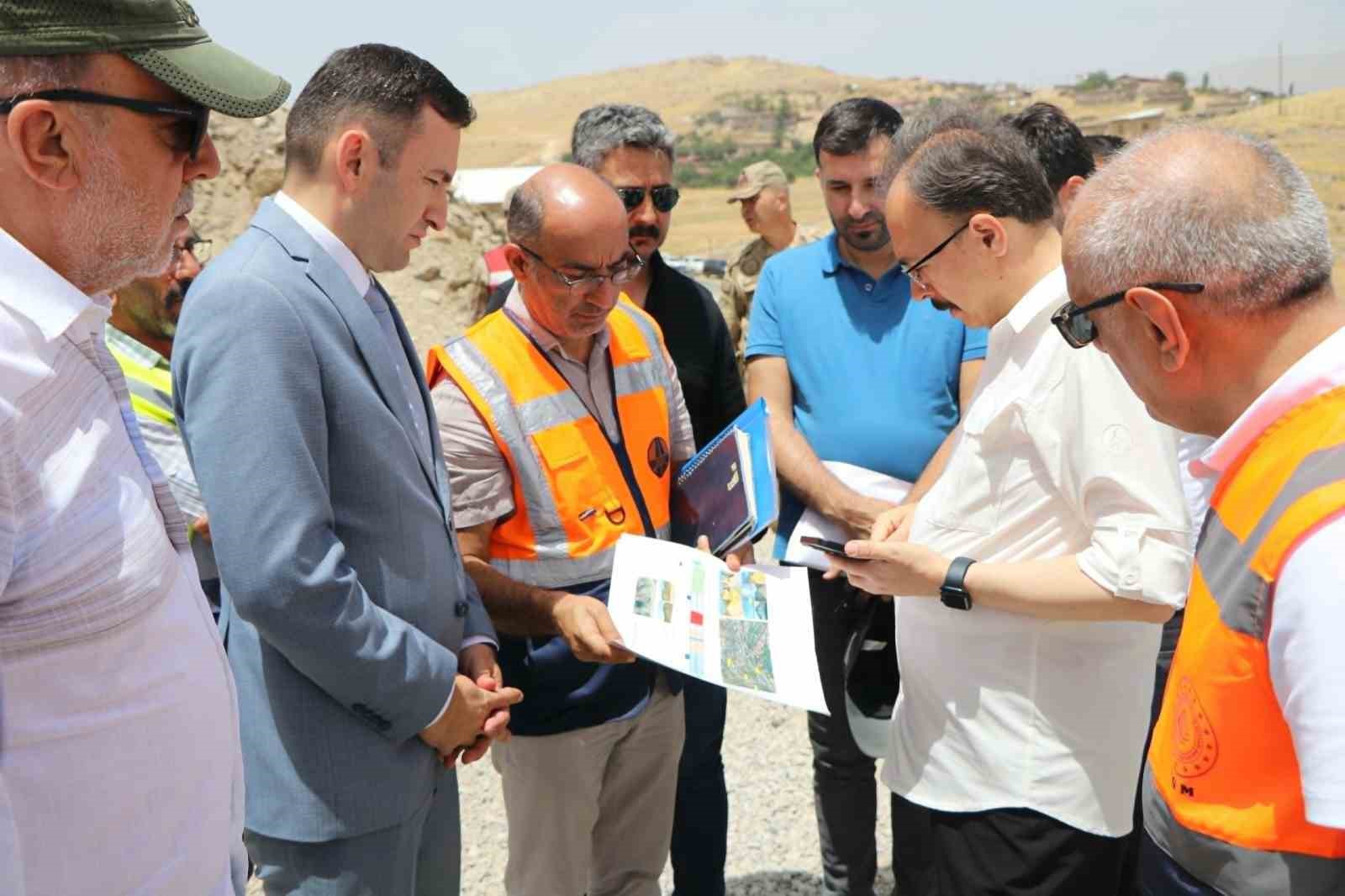 Çemikari Yaylası’ndaki yollarda çalışmalar devam ediyor 