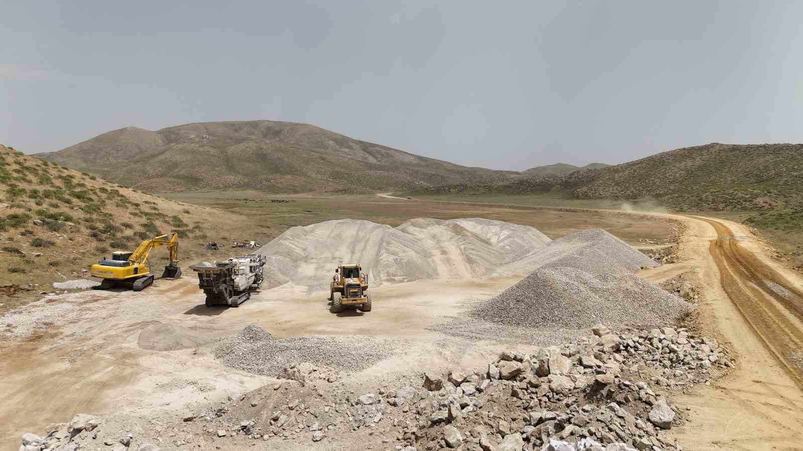 Çemikari Yaylası’ndaki yollarda çalışmalar devam ediyor 