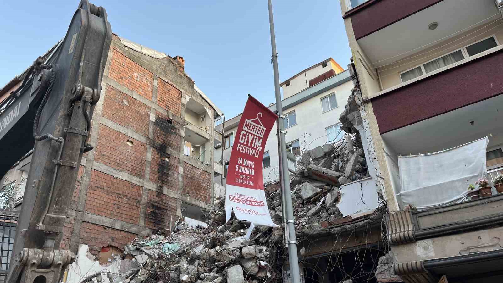 Güngören’de yıkım sırasında yandaki binanın 4. ve 5. kat duvarlarının olmadığı fark edildi 