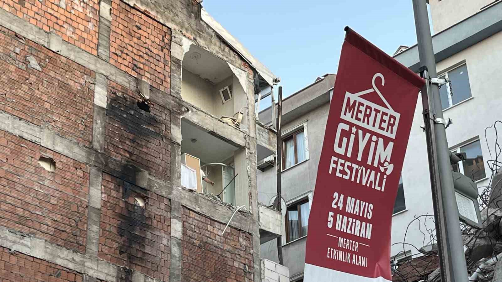 Güngören’de yıkım sırasında yandaki binanın 4. ve 5. kat duvarlarının olmadığı fark edildi 