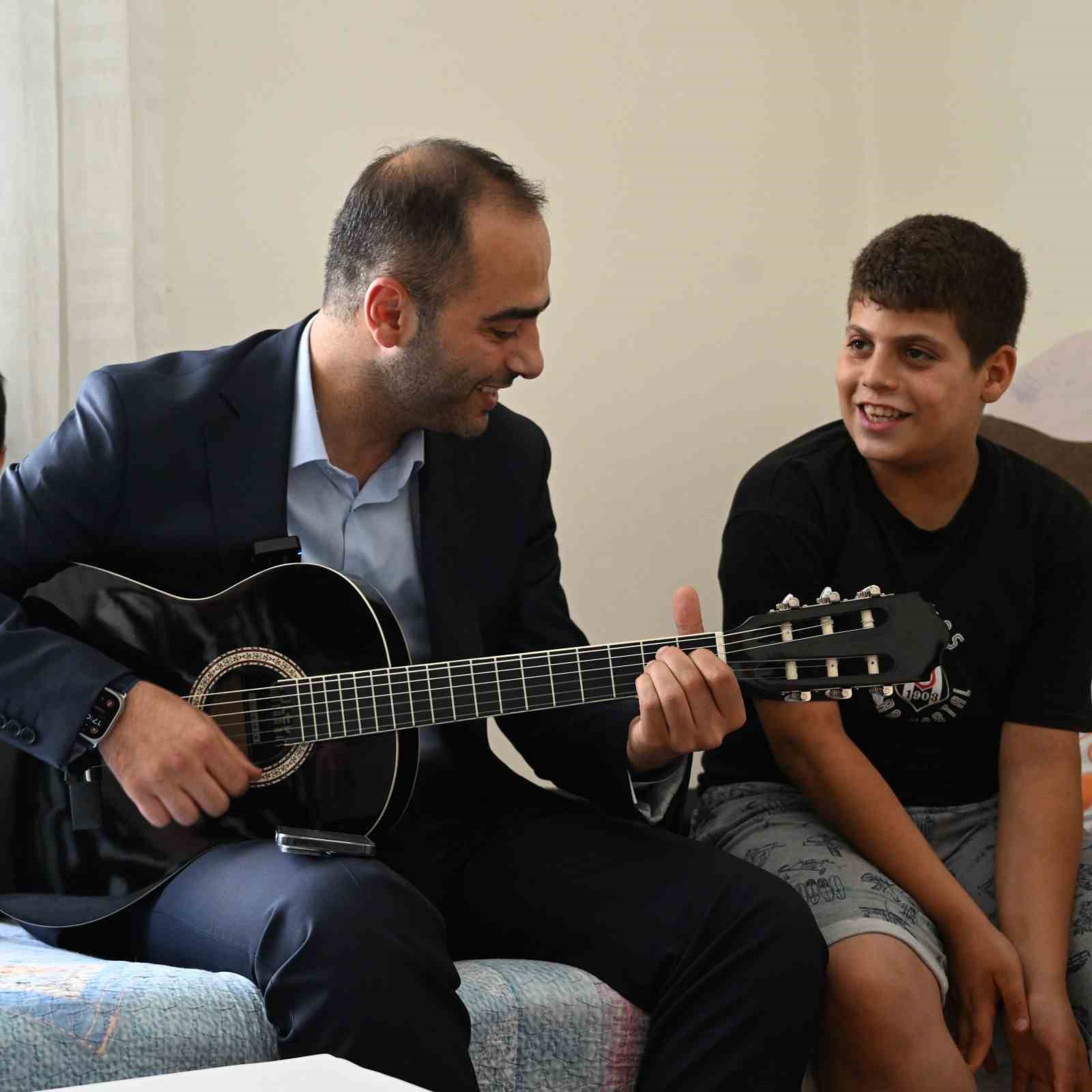 Gaziosmapaşa’da darbedilen özel çocuğa gitar sürprizi 