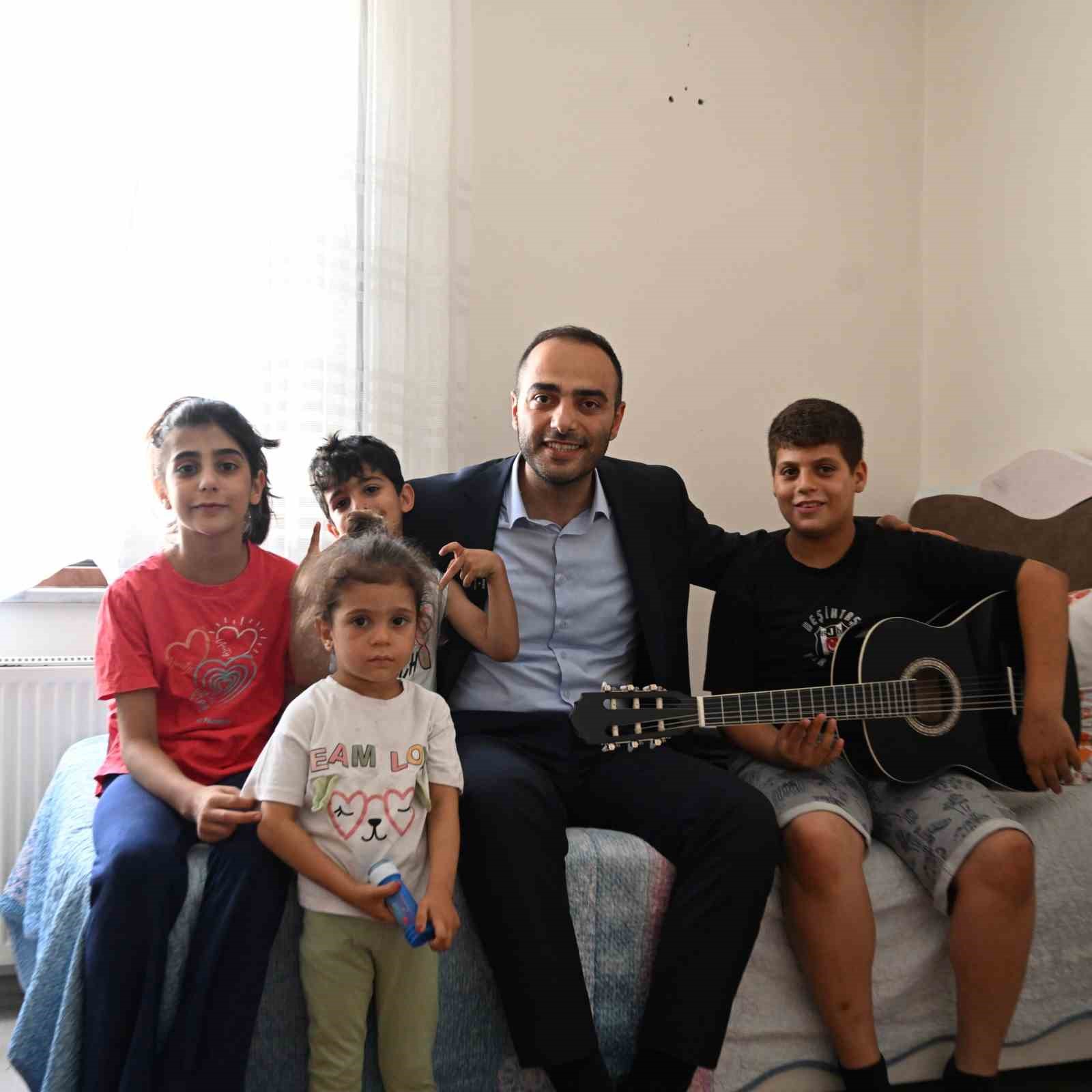 Gaziosmapaşa’da darbedilen özel çocuğa gitar sürprizi 