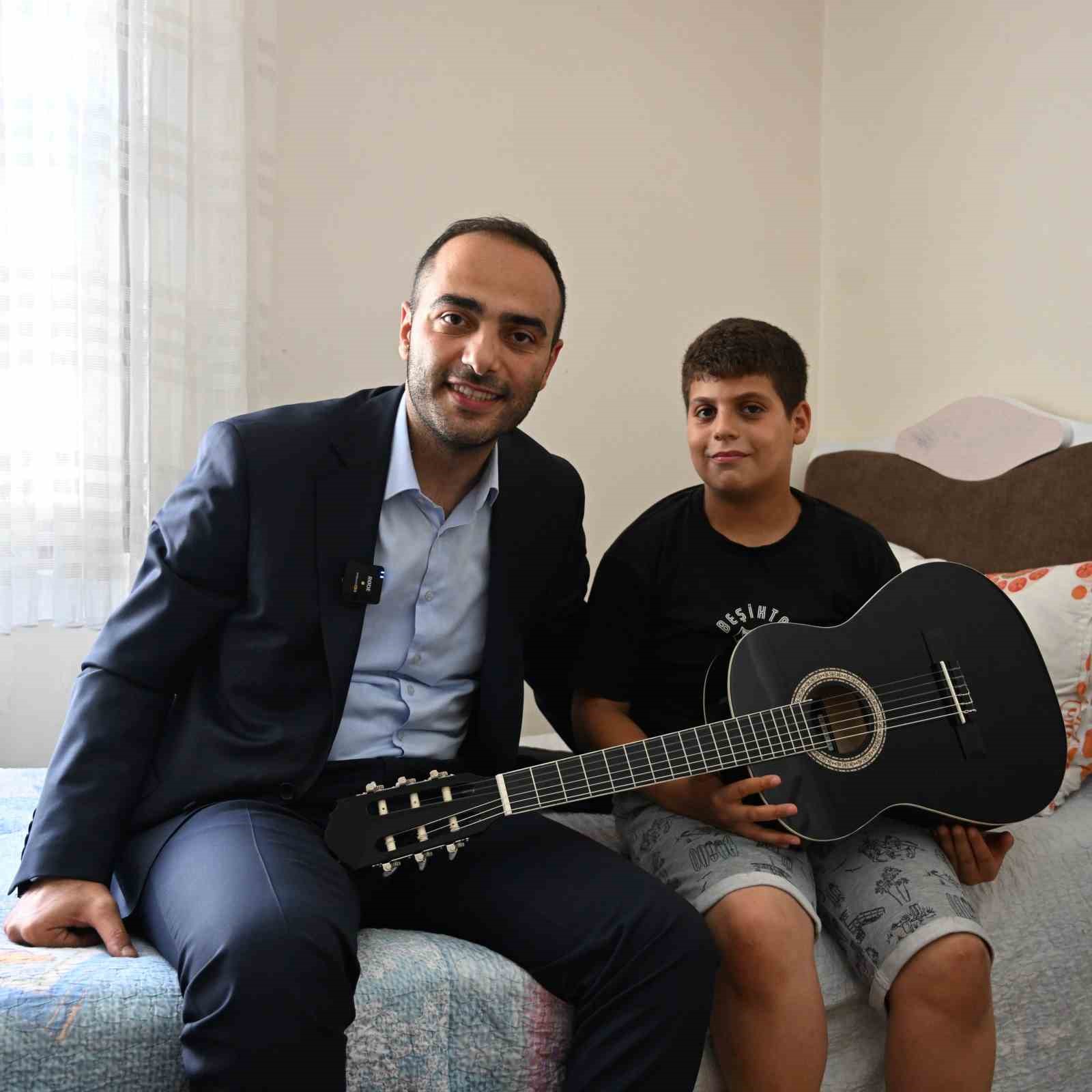Gaziosmapaşa’da darbedilen özel çocuğa gitar sürprizi 