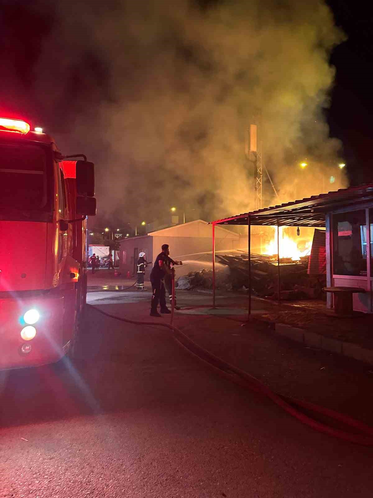 Fırındaki odunlar alev aldı 
