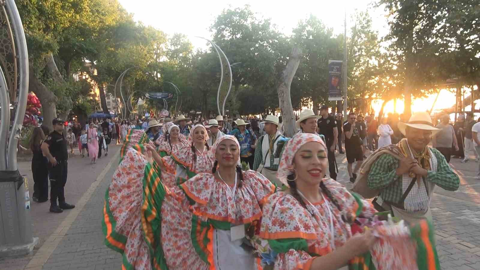 38. TUFAG Uluslararası Halk Dansları Festivali renkli görüntülerle başladı 