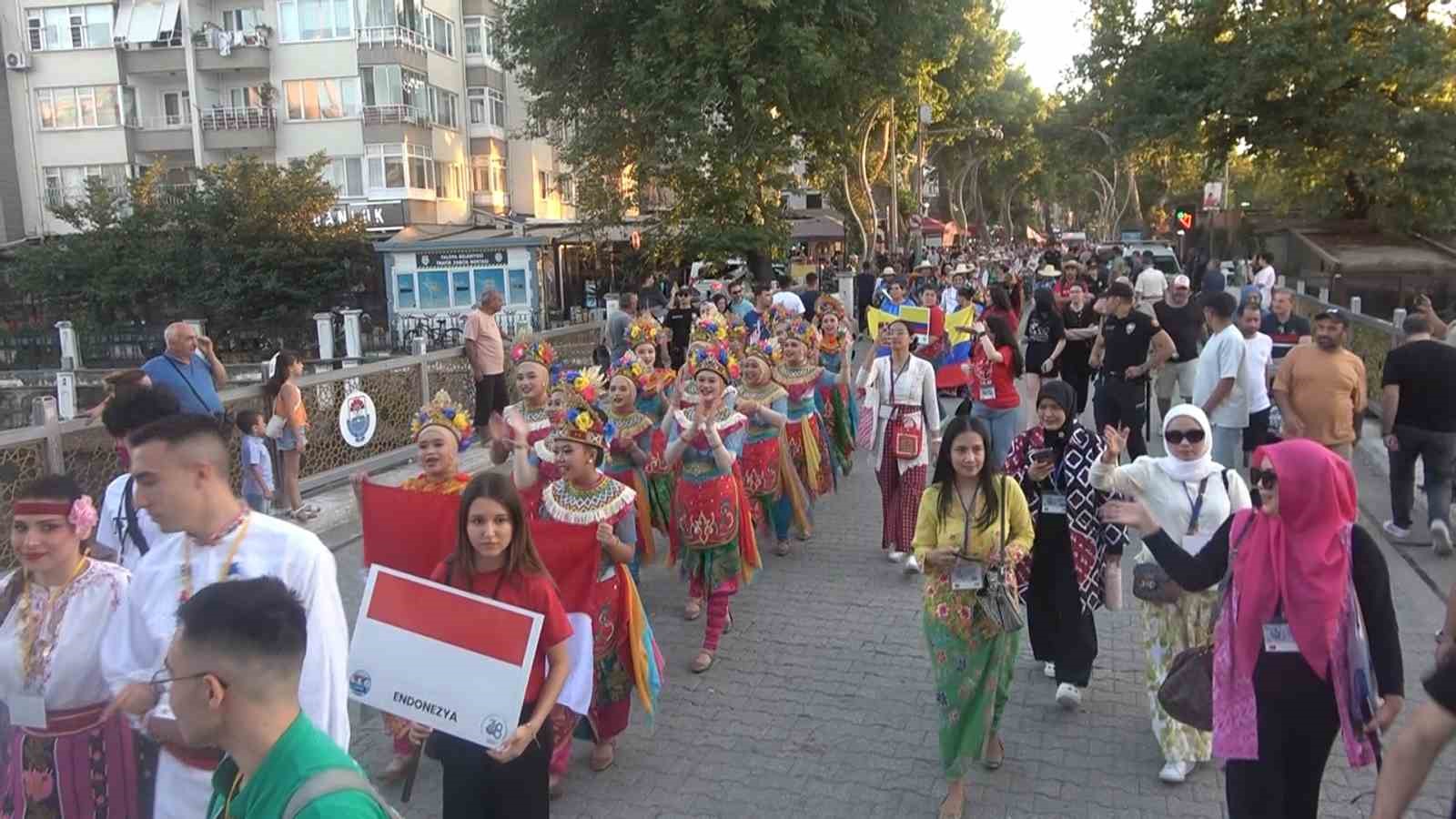 38. TUFAG Uluslararası Halk Dansları Festivali renkli görüntülerle başladı 