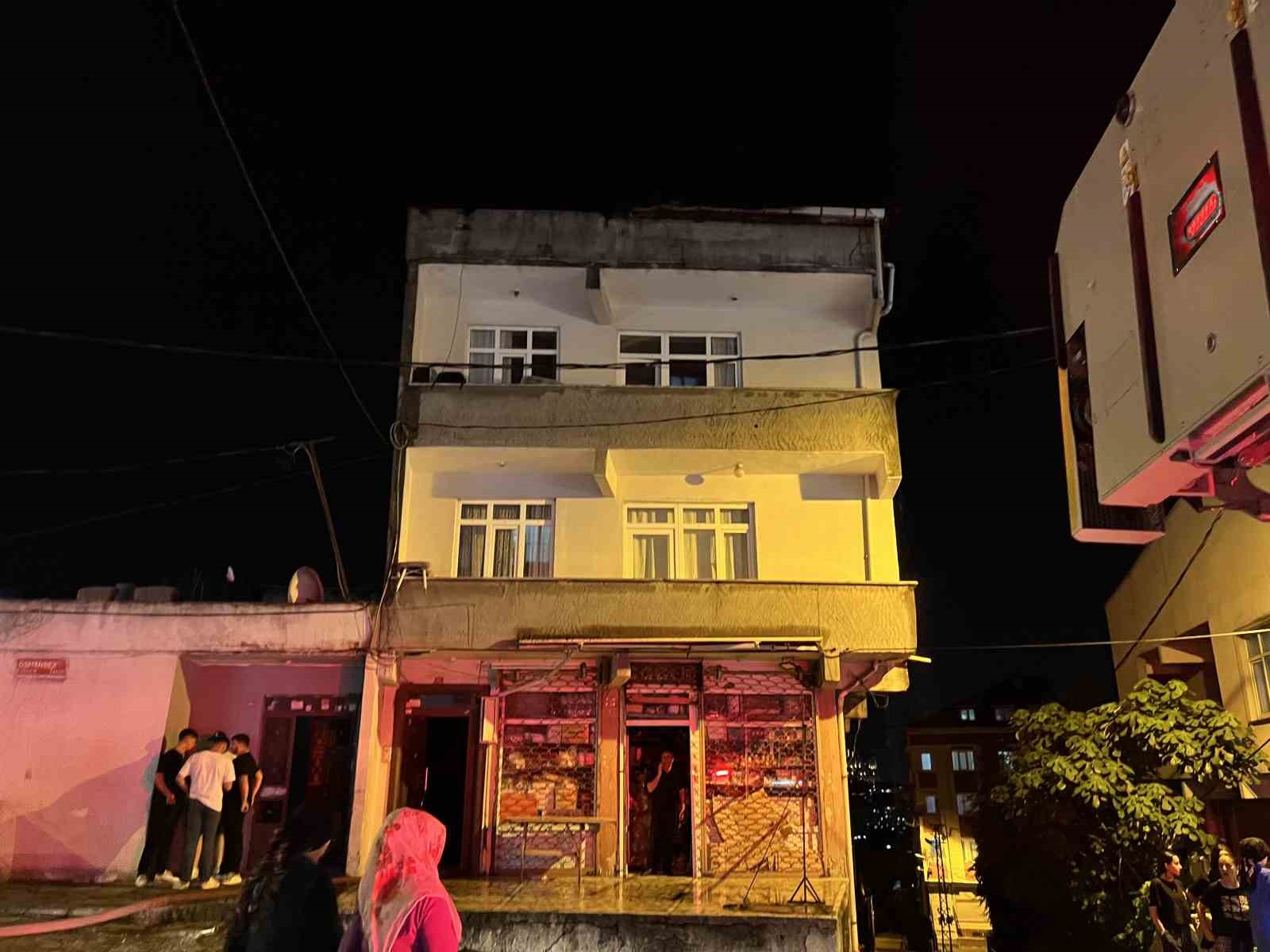 Gaziosmanpaşa’da yangın paniği: 3 katlı binanın çatısı alev alev yandı 